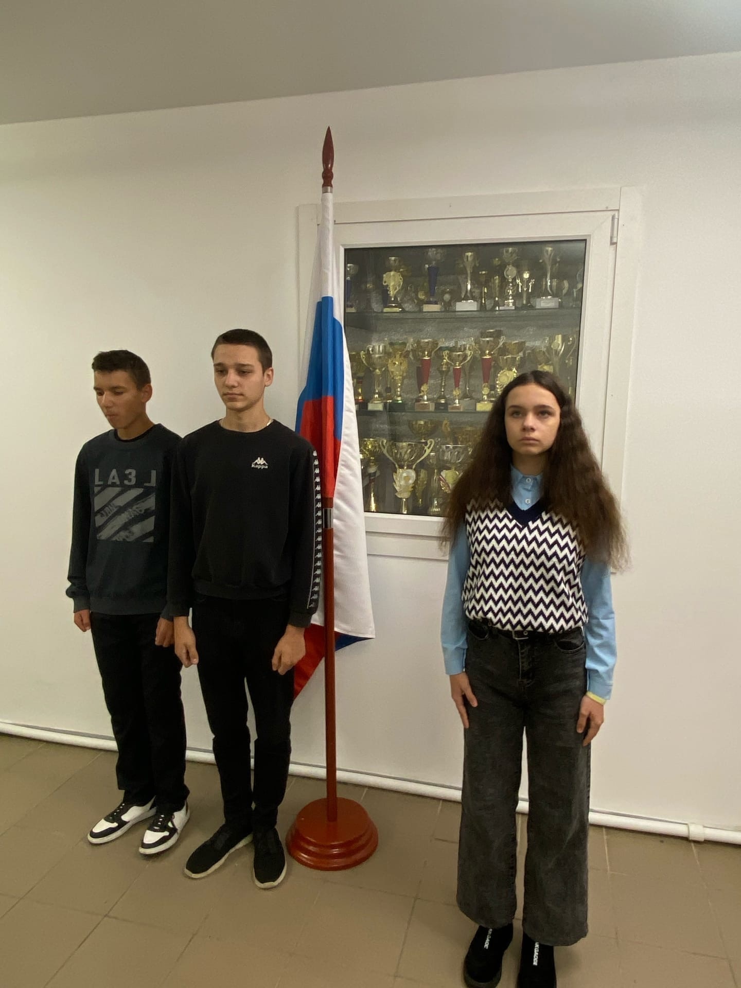 Торжественная церемония выноса флага и исполнения гимна Российской Федерации ознаменовала начало новой учебной недели.